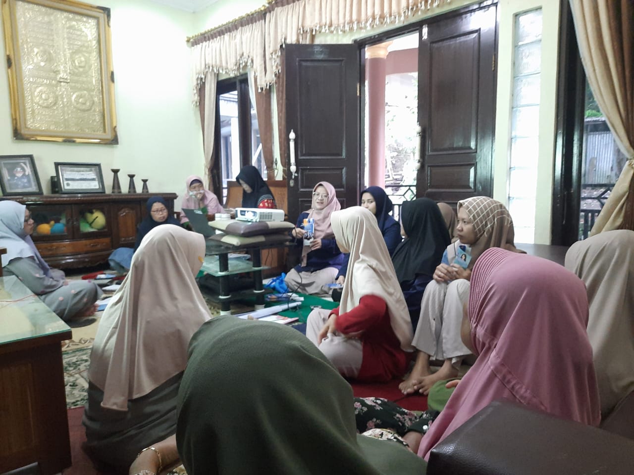 Pendampingan dan Edukasi tentang Aplikasi JKN Mobile melalui Pengabdian Masyarakat AKMT