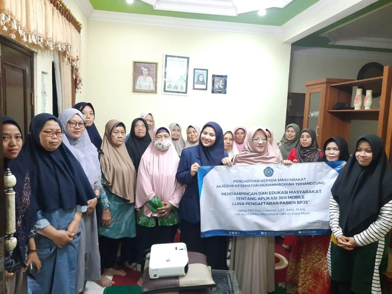 Pendampingan dan Edukasi tentang Aplikasi JKN Mobile melalui Pengabdian Masyarakat AKMT
