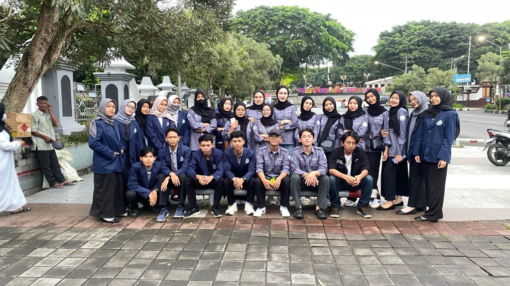 Semarak Ramadhan: HIMARMIK AKMT Tebar Kebaikan Melalui Aksi Berbagi Takjil