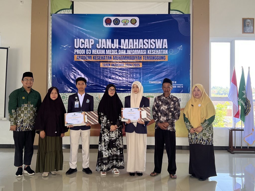 Penghargaan diberikan kepada Bramantyo Arkan Wicaksana Tama dan Fatriana Kintan Habsari atas raihan Indeks Prestasi Semester (IPS) terbaik AKMT