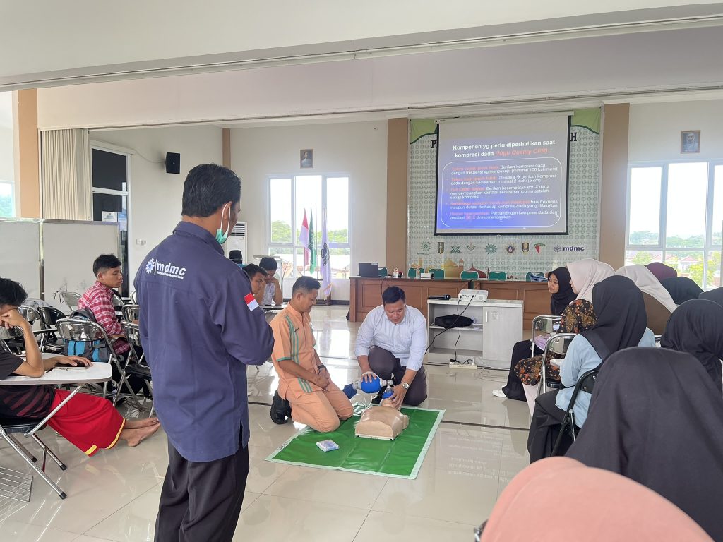 UKM Kerelawanan AKMT Tingkatkan Kepedulian Melalui Pelatihan Relawan dan Bantuan Hidup Dasar