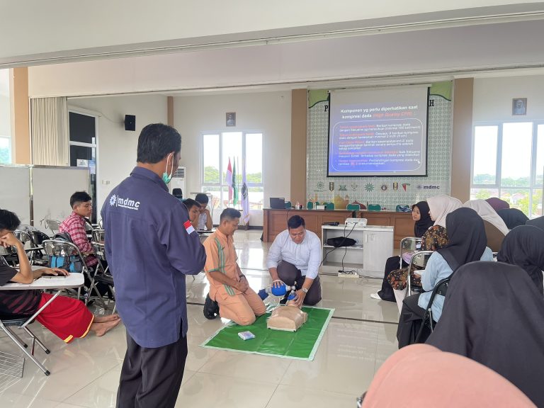 UKM Kerelawanan AKMT Tingkatkan Kepedulian Melalui Pelatihan Relawan dan Bantuan Hidup Dasar