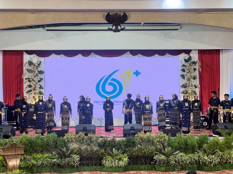 Resepsi HKN ke-61, Mahasiswa AKMT Turut Sukseskan Acara Melalui Paduan Suara