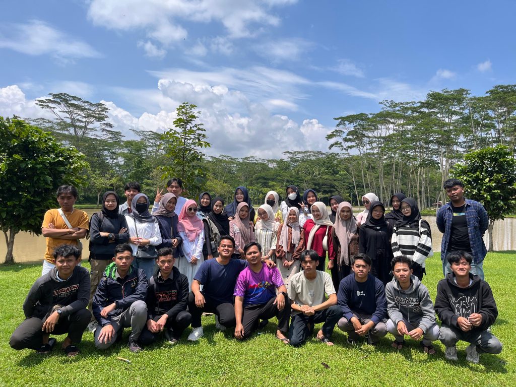 HIMA AKMT Mantapkan Program Kerja Melalui Pemaparan di Rowo Gembongan HIMA AKMT Mantapkan Program Kerja Melalui Pemaparan di Rowo Gembongan