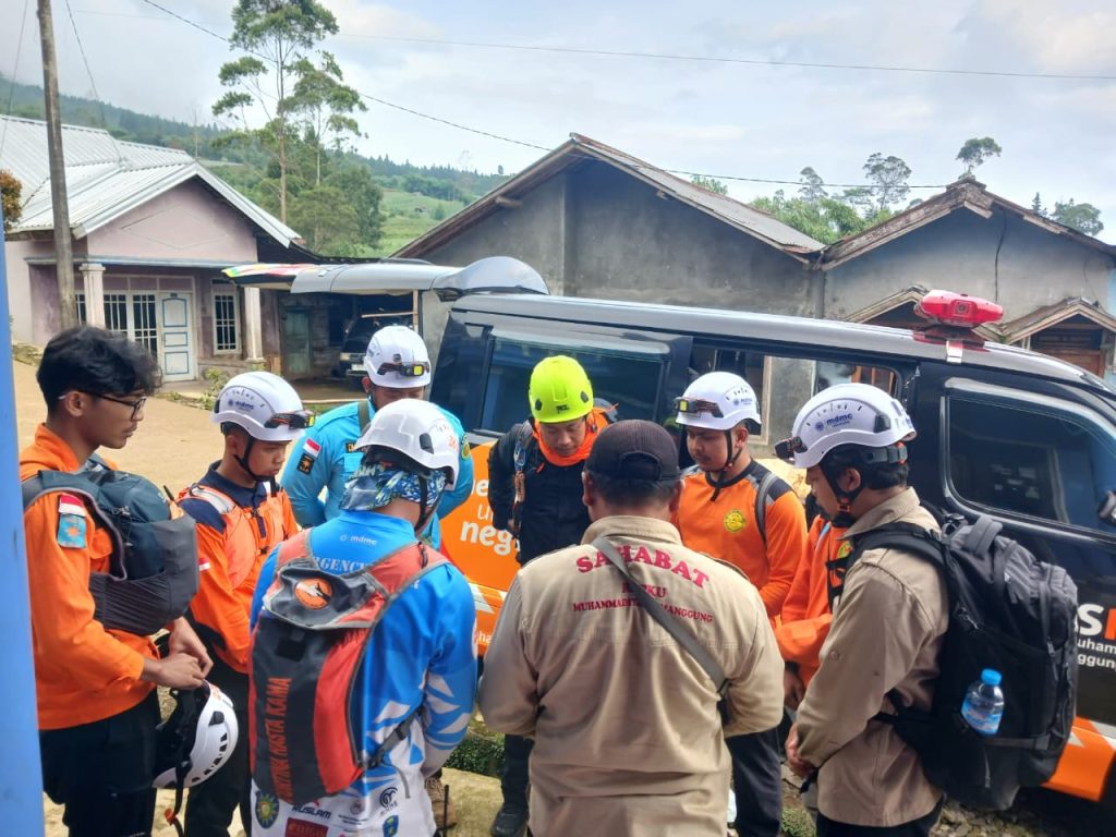 UKM Kerelawanan AKMT: Ikut Terlibat dalam Operasi SAR di Gunung Slamet ukm kerelawanan akmt ikut terlibat dalam operasi sar di gunung slamet
