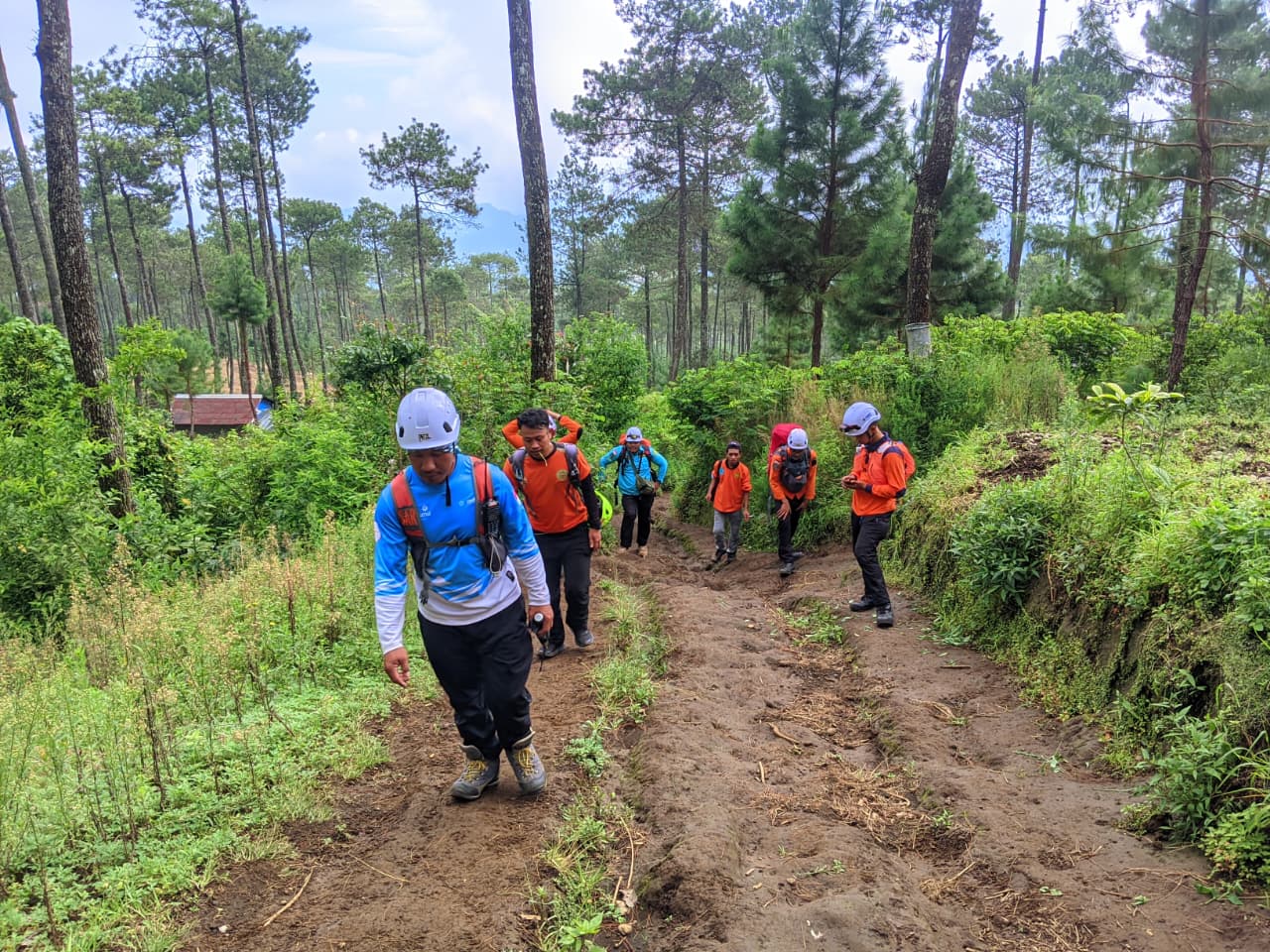 UKM Kerelawanan AKMT: Ikut Terlibat dalam Operasi SAR di Gunung Slamet ukm kerelawanan akmt ikut terlibat dalam operasi sar di gunung slamet(1)