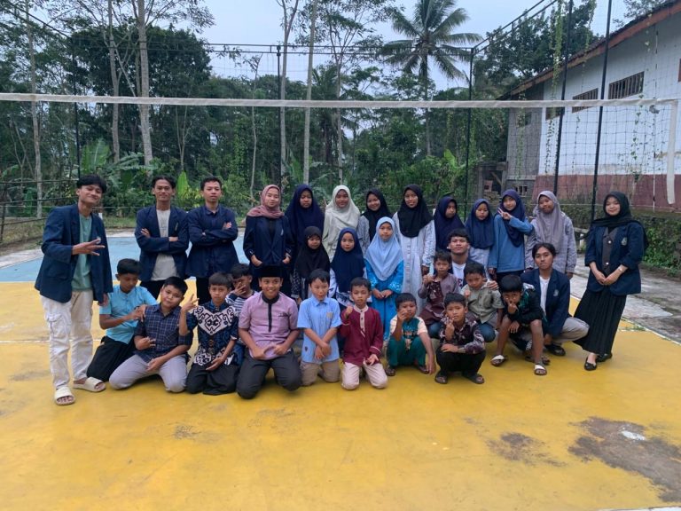 Bakti Ramadhan HIMA RMIK ADYAKSA AKMT di TPQ An-Nur Tepusen Kaloran