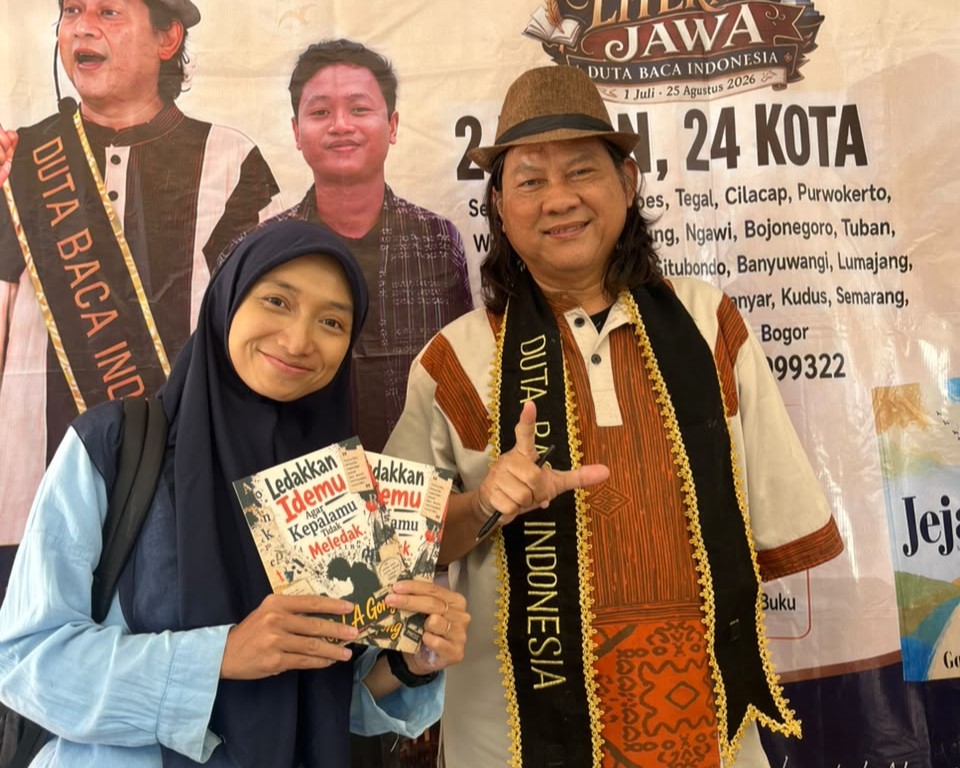 AKMT Perkuat Budaya Literasi melalui Seminar Menulis Kreatif Bersama Gol A Gong AKMT Perkuat Budaya Literasi melalui Seminar Menulis Kreatif Bersama Gol A Gong