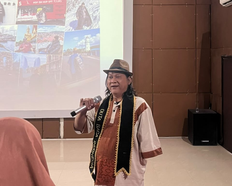 AKMT Perkuat Budaya Literasi melalui Seminar Menulis Kreatif Bersama Gol A Gong AKMT Perkuat Budaya Literasi melalui Seminar Menulis Kreatif Bersama Gol A Gong