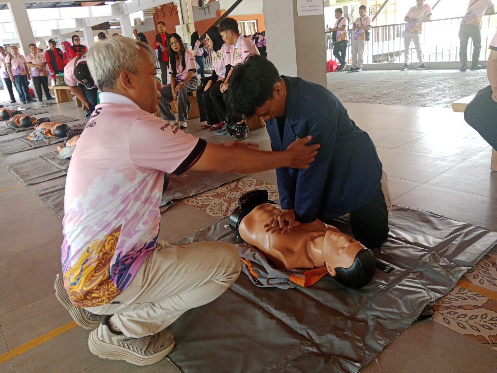 akmt melalui prodi d4 keperawatan anestesiologi dukung edukasi kegawatdaruratan bagi masyarakat (2)