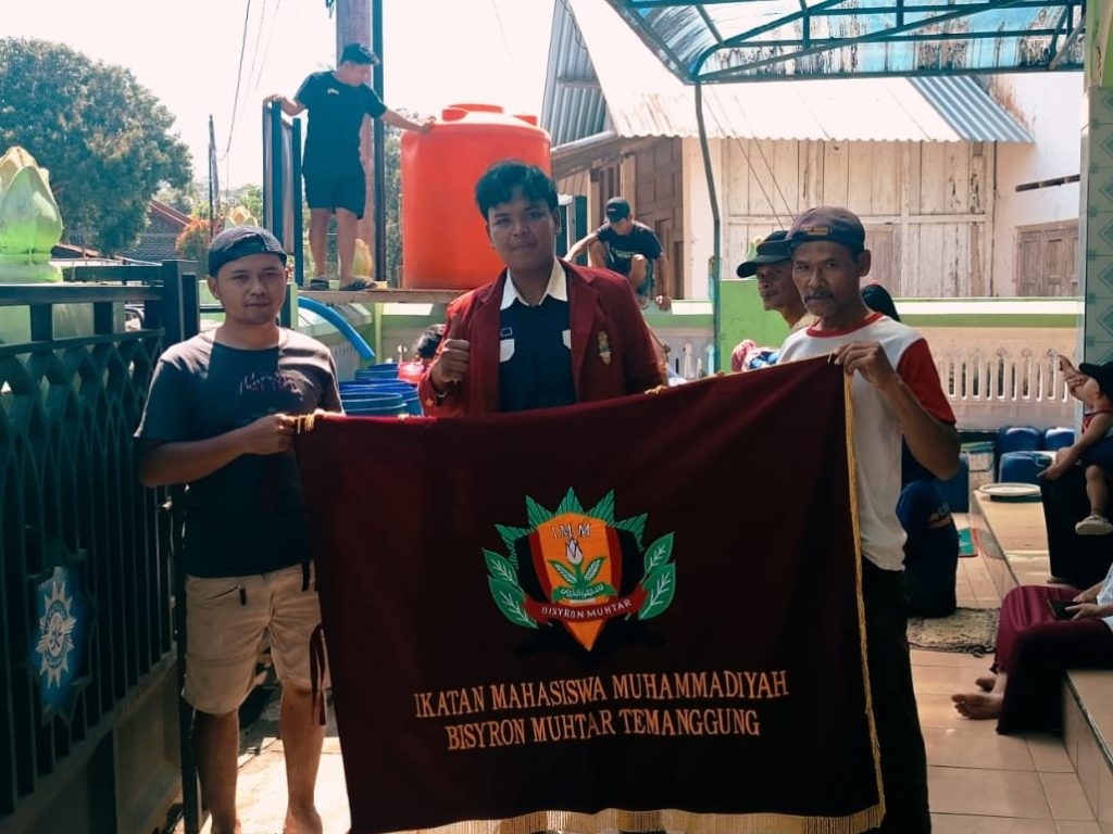 atasi kelangkaan air, imm bisyron muhtar akmt terjunkan bantuan ke desa tepusen