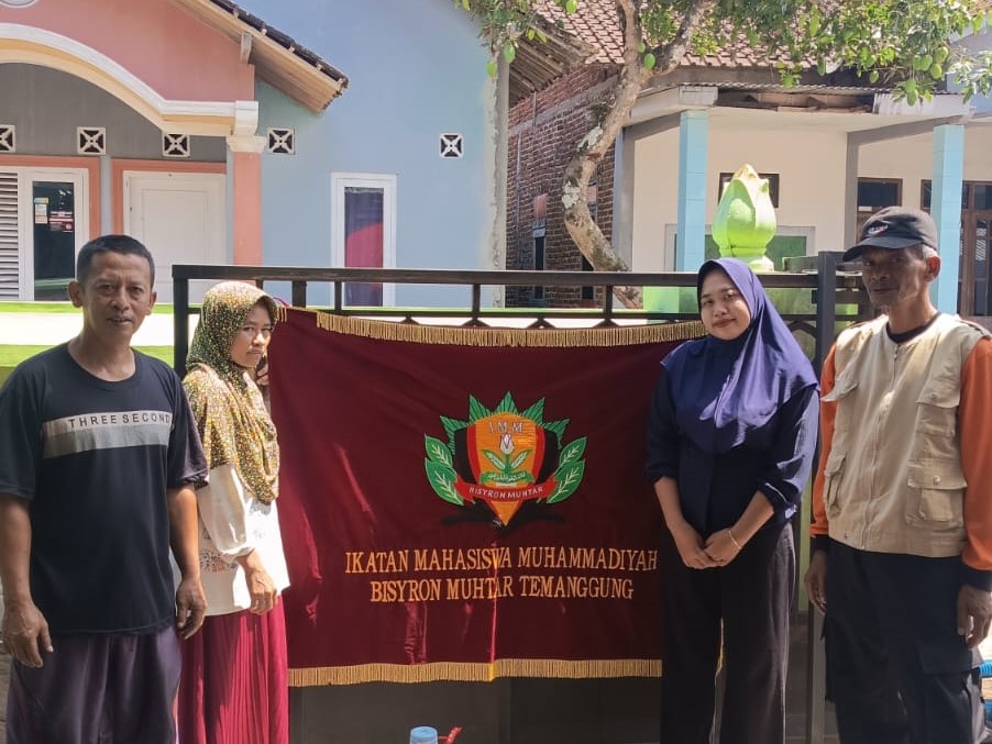atasi kelangkaan air, imm bisyron muhtar akmt terjunkan bantuan ke desa tepusen(1)