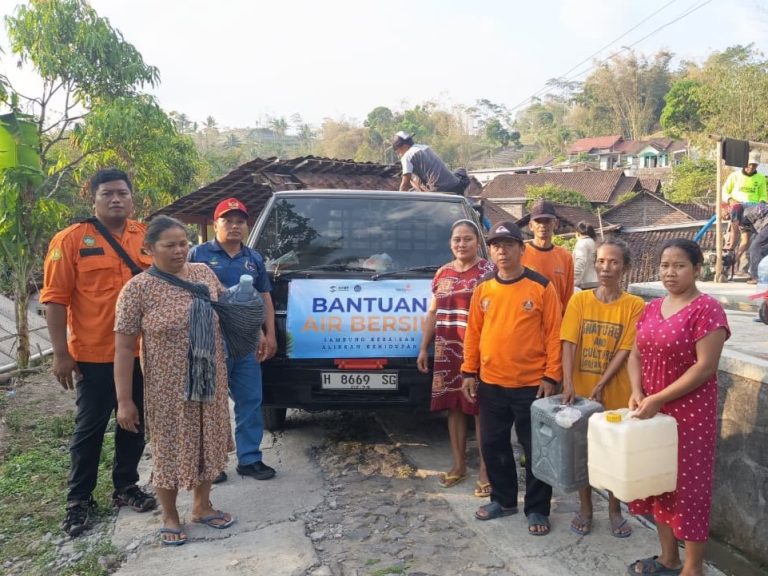 AKMT Bersama KOKAM Kaloran Salurkan Bantuan Air Bersih di Dusun Kandangan